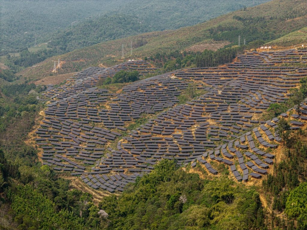Sürdürülebilir enerji ve çevre dönüşümünü temsil eden geniş arazi