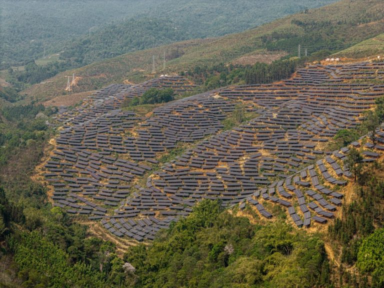 Sürdürülebilir enerji ve çevre dönüşümünü temsil eden geniş arazi