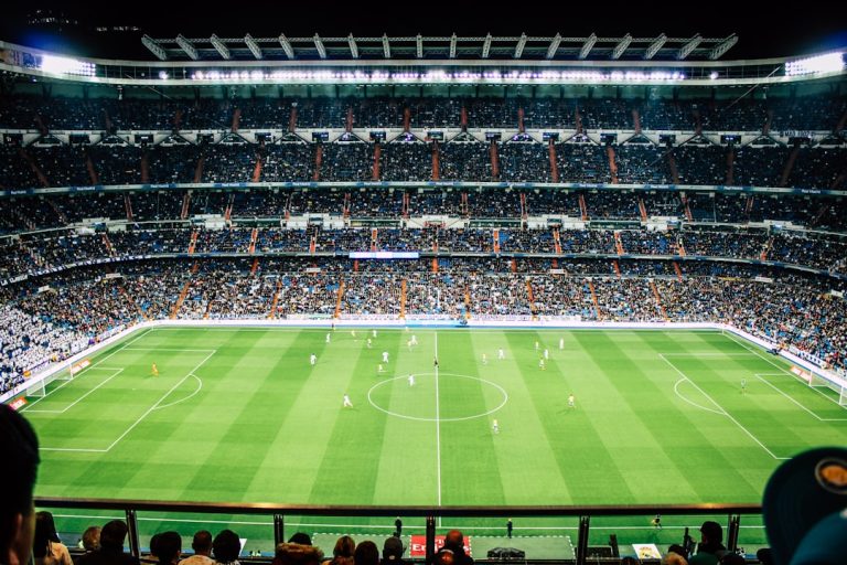 Yeşil futbol sahası ve kale