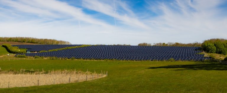 Yeşil alanda sürdürülebilir enerji altyapısı ve geniş gökyüzü