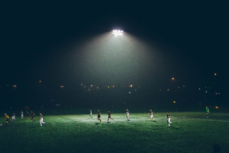 Gece oynanan bir futbol karşılaşması