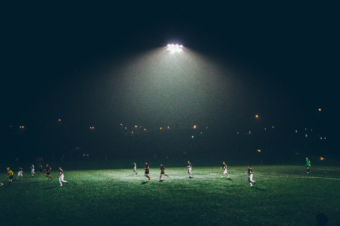 Gece oynanan bir futbol karşılaşması