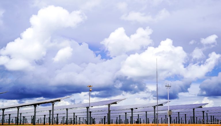 Geniş bir güneş enerjisi santrali