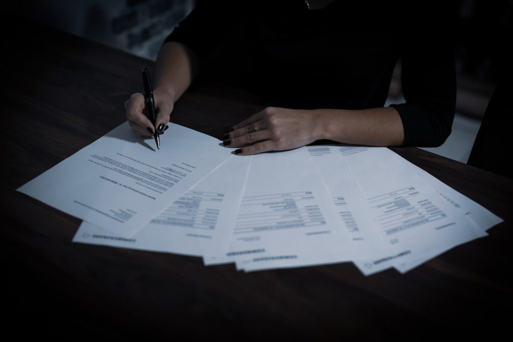 Bir belgenin imzalanmasını gösteren temsili görsel — Fotoğraf: Dimitri Karastelev / Unsplash